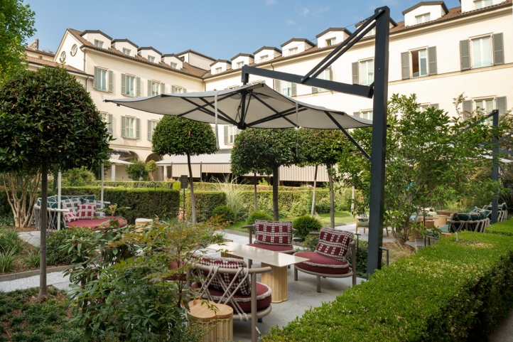 Il Four Seasons Hotel Milano riapre il giardino e lancia la nuova “merenda” di primavera